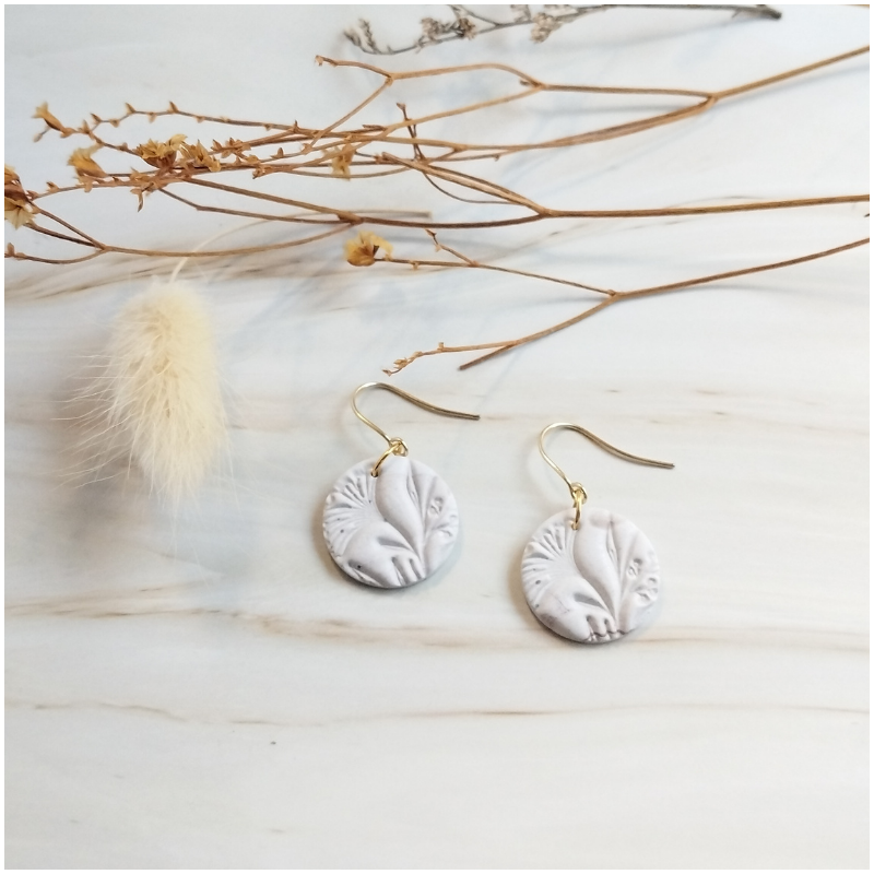 ARG36 - Boucles d'oreilles Argile - Rond empreinte fleur
