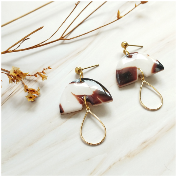 ARG08 - Boucles d'oreilles Argile - Demi cercle écaille