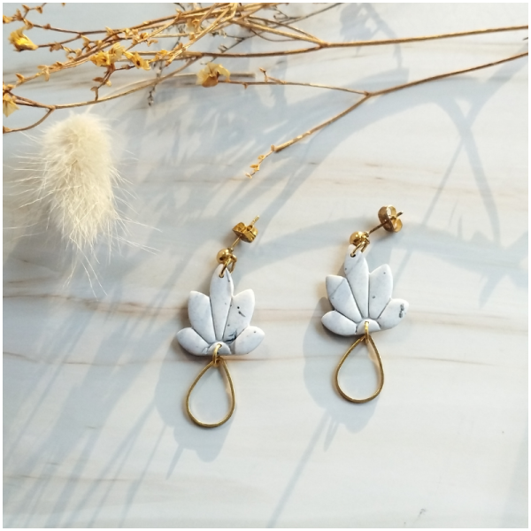 ARG37 - Boucles d'oreilles Argile - Feuille et goutte doré